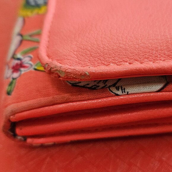 Vera Bradley wallet in coral floral pattern, wall has little wear on edge - Picture 6 of 7